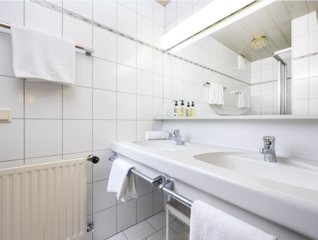 Badezimmer mit Doppelwaschbecken und Dusche im Appartement Großberg - Gästehaus Kirchgasser in Filzmoos
